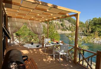 Canyon Tiny House has rooms with a private hot tub