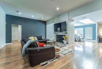 Freedom Apartments has rooms with a private hot tub