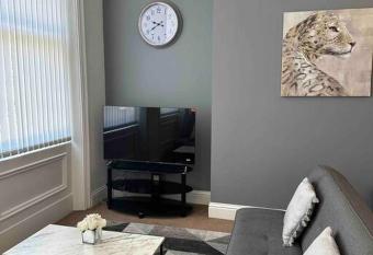 NEW HMM Apartmentz - Free parking - Beautiful area allows 18 year olds to book a room