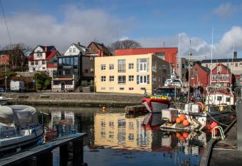 Guesthouse at the boat harbour allows 18 year olds to book a room