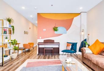 Vibrant Cheerful Townhouse Near Heart Of Downtown has Balcony rooms