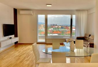 PINNA #228 Magnificent apartment has rooms with a private hot tub