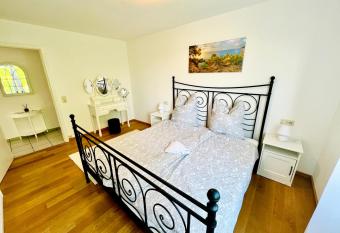 Panorama Domizil Ravensburg mit Alpenblick Balkon allows 18 year olds to book a room