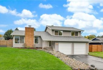 Luxury 4BD/3BA Kirkland Retreat has Balcony rooms