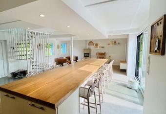 Les volets bleus has Balcony rooms