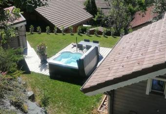 Le Chalet de Mary sauna jacuzzi 6 personnes has rooms with a private hot tub