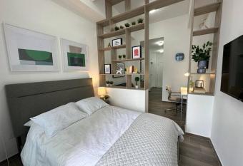 Studio Narama 32 only 5 min away from the airport has rooms with a private hot tub