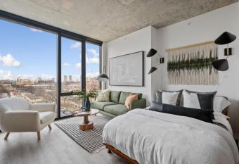 Brand New Luxe Convertible Studio/Downtown views has rooms with a private hot tub