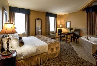 The Parlour Inn Ascend Hotel Collection has rooms with a private hot tub