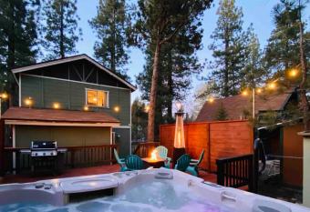 Spa Cabin Retreat Near Resorts and SnowPlay has rooms with a private hot tub