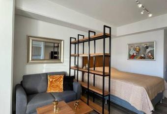 Cozy apt in Narama 5 min away from airpot has rooms with a private hot tub