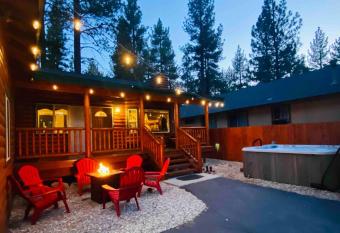 Spa Holiday Log Cabin 2 Min Walk 2 Snow Play has rooms with a private hot tub