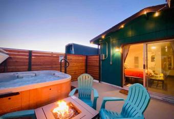 Cozy Spa Getaway Close to Ski and Snow Play has rooms with a private hot tub