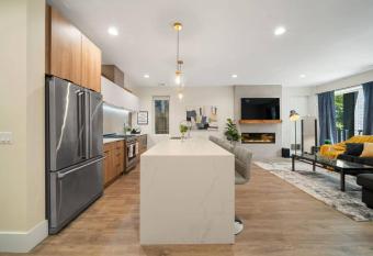 Stunning 2BR/2BA Condo w/ Balcony by United Center has Balcony rooms