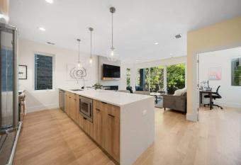 Modern Lux: Brand New 3BR Condo by UC in Chicago has Balcony rooms