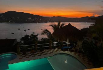 Mi Casa Tu Casa has Balcony rooms