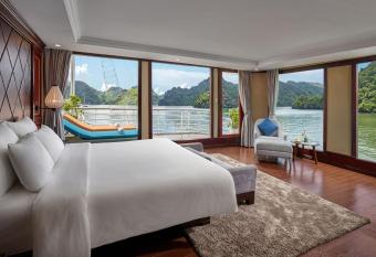 Lan Ha Lotus Cruise has rooms with a private hot tub