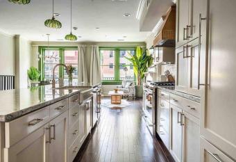 Urban Oasis w/Sunroom-Downtown Columbia allows 18 year olds to book a room