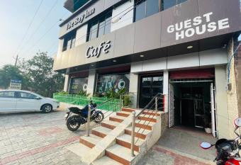 THE BAY INN allows 18 year olds to book a room