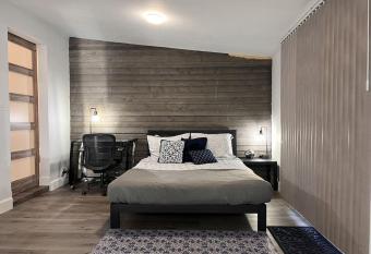 Rustic Retreat Cottage has Balcony rooms