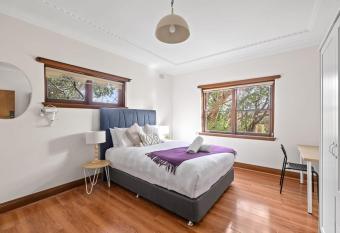 Exclusive Queen Suite Free WIFI & Nearby Transport allows 18 year olds to book a room