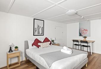 Detached Queen Escape Free WIFI & Nearby Transport allows 18 year olds to book a room