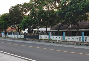 OYO 92590 Wisma Bhayangkara & Diving Club allows 18 year olds to book a room