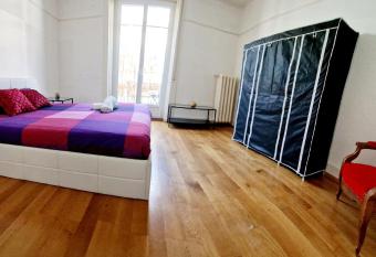 Nid douillet    deux pas du lac allows 18 year olds to book a room