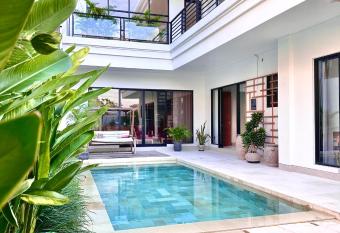 LINDT - Bali Invest Club has Balcony rooms