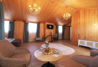 ALMIRCAN HOTEL allows 18 year olds to book a room