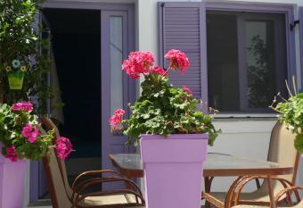 Vourkari Studio with full kitchen allows 18 year olds to book a room