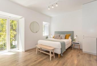 Set  bal CityCenter Studios allows 18 year olds to book a room