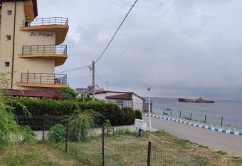 Vila La Playa allows 18 year olds to book a room