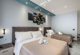 Garibaldi Rooms has Balcony rooms