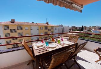 El Salvador Apartment Comarruga has Smoking rooms