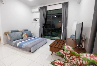 New Cozy The Sun Homestay at Sg Nibong Bayan Lepas Factory Area has Balcony rooms