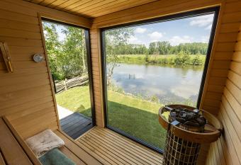 Leie Villa II - by the river with sauna & jacuzzi has rooms with a private hot tub