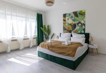 MICOA Style Apartment Messe - Parken - Netflix allows 18 year olds to book a room