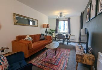 Beautiful Modern Coventry City Centre Apartment has Balcony rooms