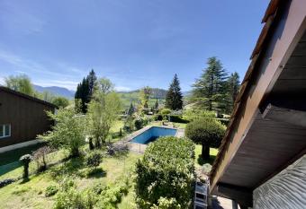 Le cocon de St Martin d Uriage allows 18 year olds to book a room