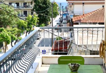 Mina Apartments 3 Nea Kallikrateia allows 18 year olds to book a room