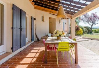 Mas proven  al avec vue sur la Sainte Victoire allows 18 year olds to book a room