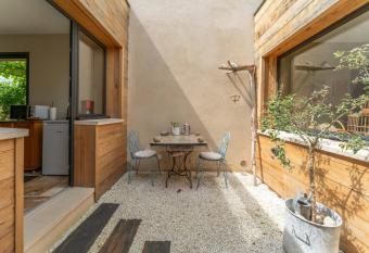 Villa La Mireio allows 18 year olds to book a room