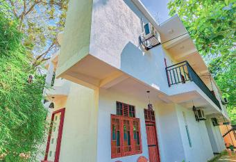 Jay s Avenue has Balcony rooms