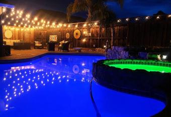 Stunning Modern Home King Bed Pool Jacuzzi Fire pit has rooms with a private hot tub