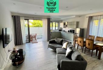 Seabreeze Flat - 5 minutes walk to the Pereybere Beach allows 18 year olds to book a room