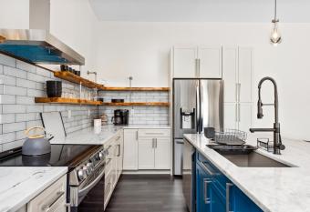 Osceola Lake Retreat has Balcony rooms