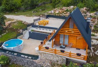 Sweet Cottage allows 18 year olds to book a room