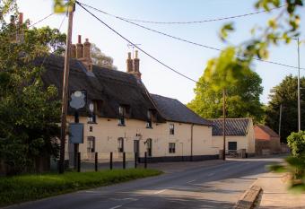Stunning 8-Bed Cottage in Hockwold Cum Wilton has Balcony rooms