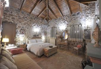 Armonia Hotel has rooms with a private hot tub